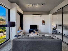 Couples retreat in heart of City-Wifi-Pool